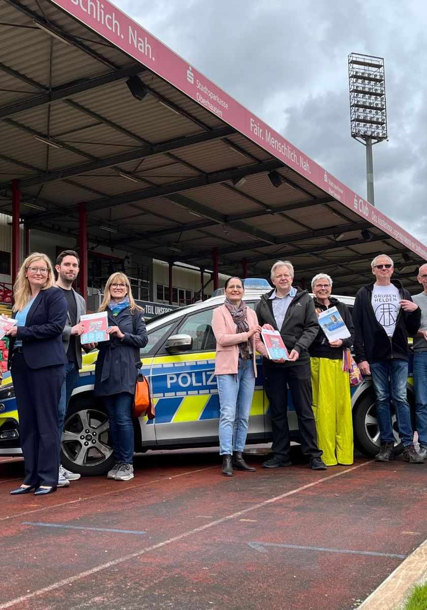 Signierte NMDO-Stickeralben im Stadion Niederrhein übergeben