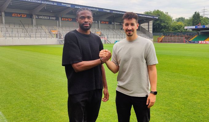 Glody Ngyombo trägt weiter rot und weiß