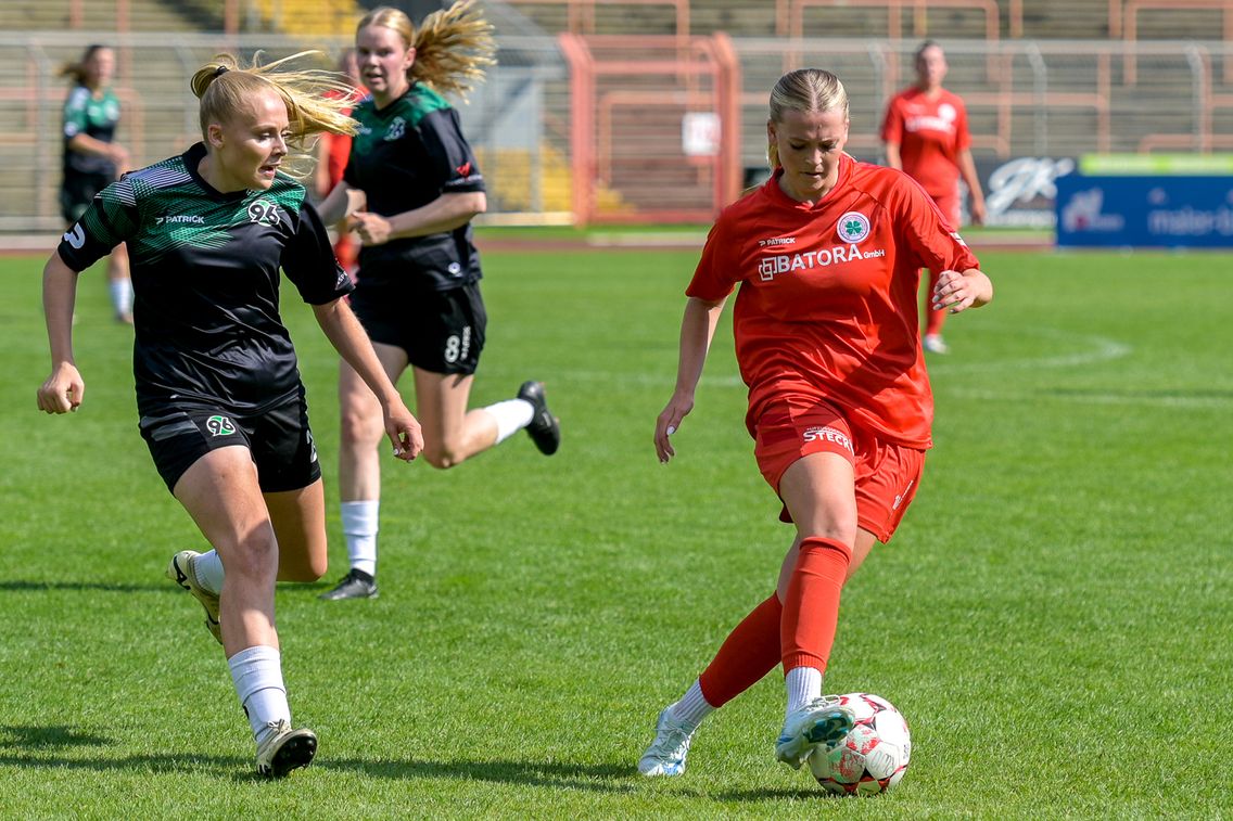 Foto zum Newsartikel RWO-Frauen unterliegen Hannover 96 im Test